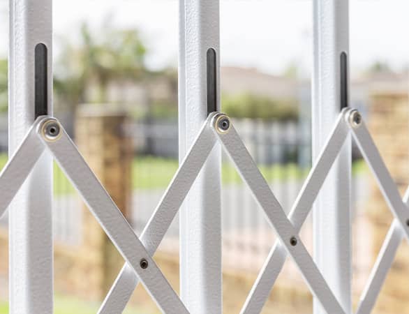 Magnador white retractable barrier