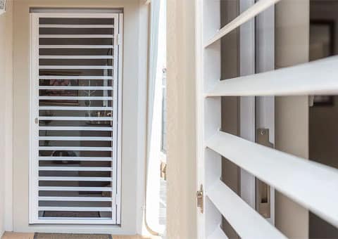 Magnador shutterstyle security gate with horizontal slats